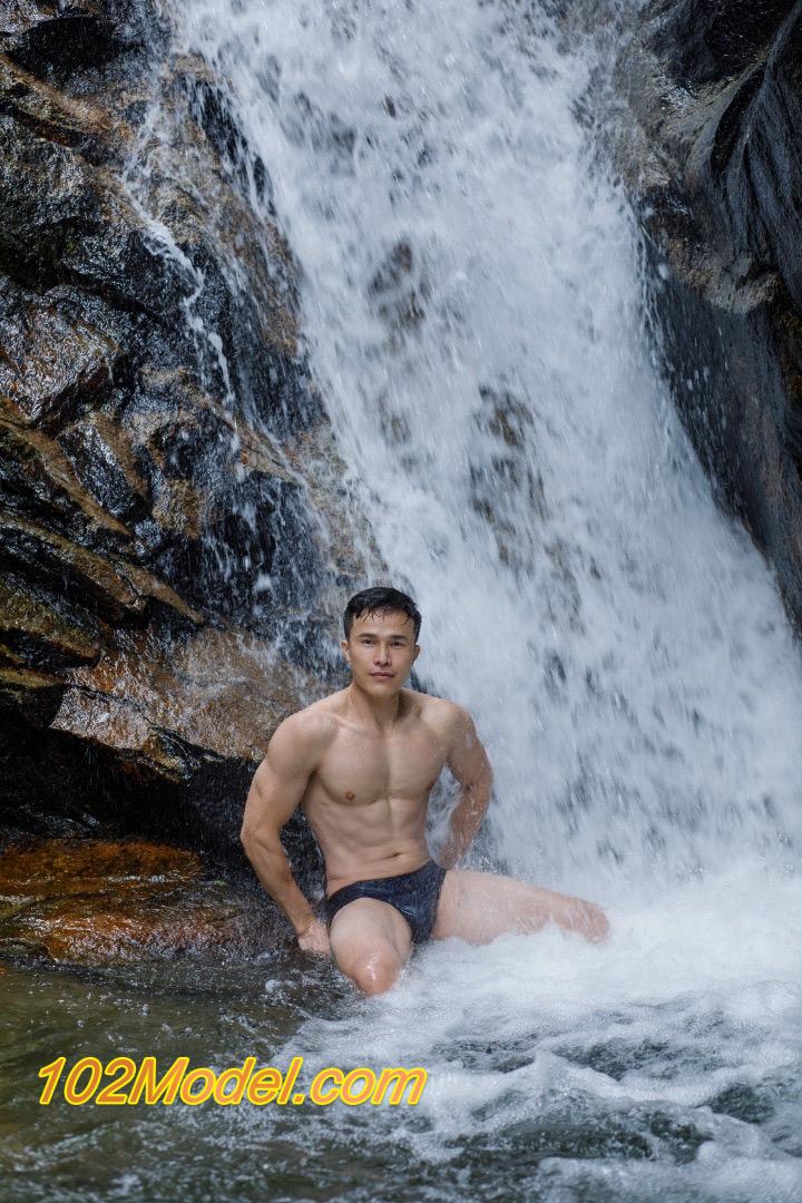 29CFF893 7950 4043 8A6B 6117854192AE